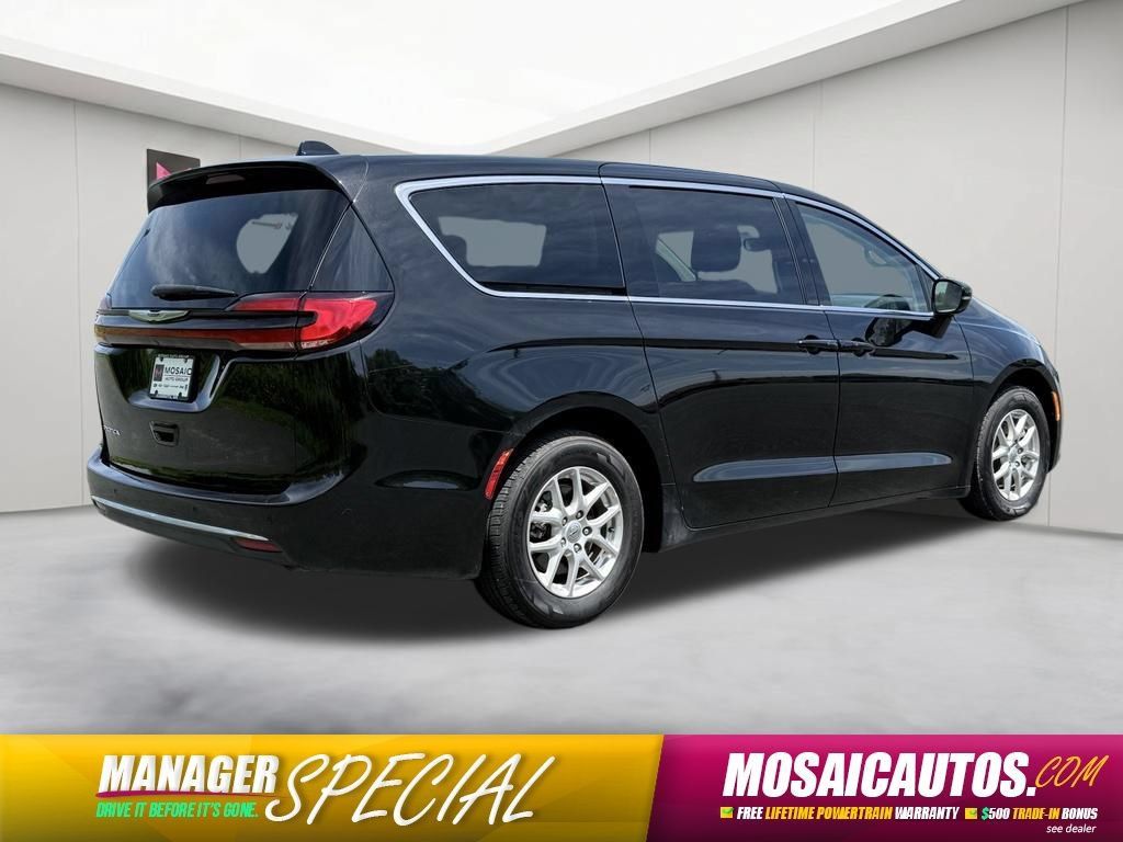 Used 2024 Chrysler Pacifica Touring-L FWD image 7