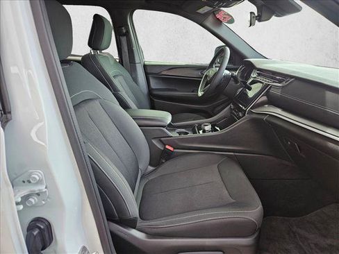 Used 2025 Jeep Grand Cherokee Laredo X RWD image 14