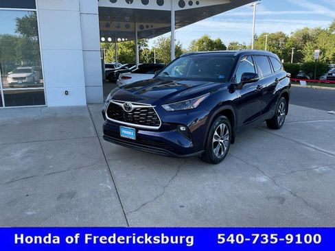 Used 2022 Toyota Highlander XLE AWD/4WD image 1