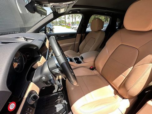 Certified 2022 Porsche Cayenne AWD/4WD image 5