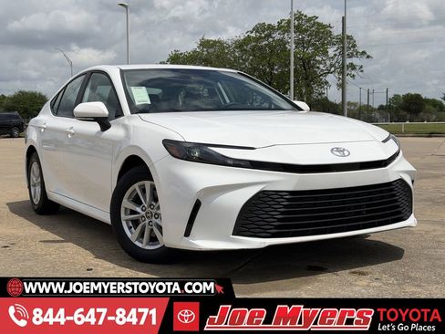Used 2025 Toyota Camry LE image 2