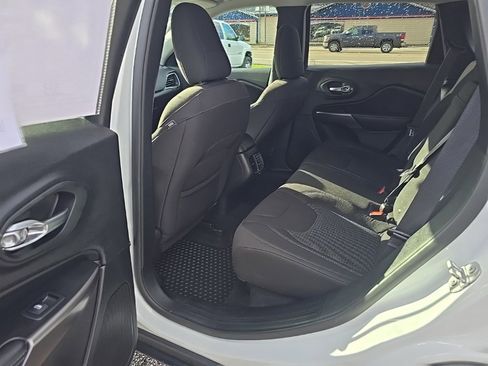 Used 2019 Jeep Cherokee Latitude w/ Cold Weather Group image 13