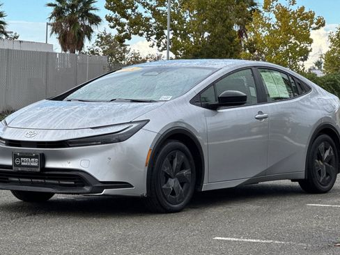 Used 2024 Toyota Prius LE image 8