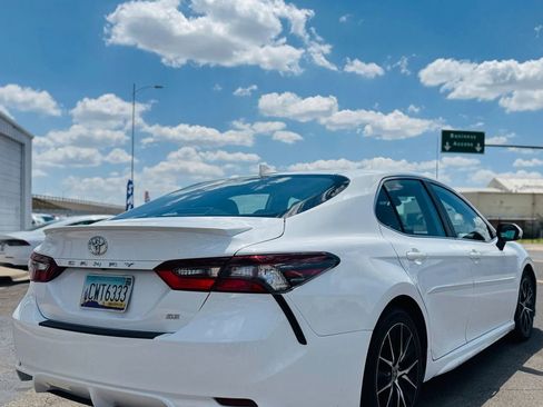 Used 2023 Toyota Camry SE image 3