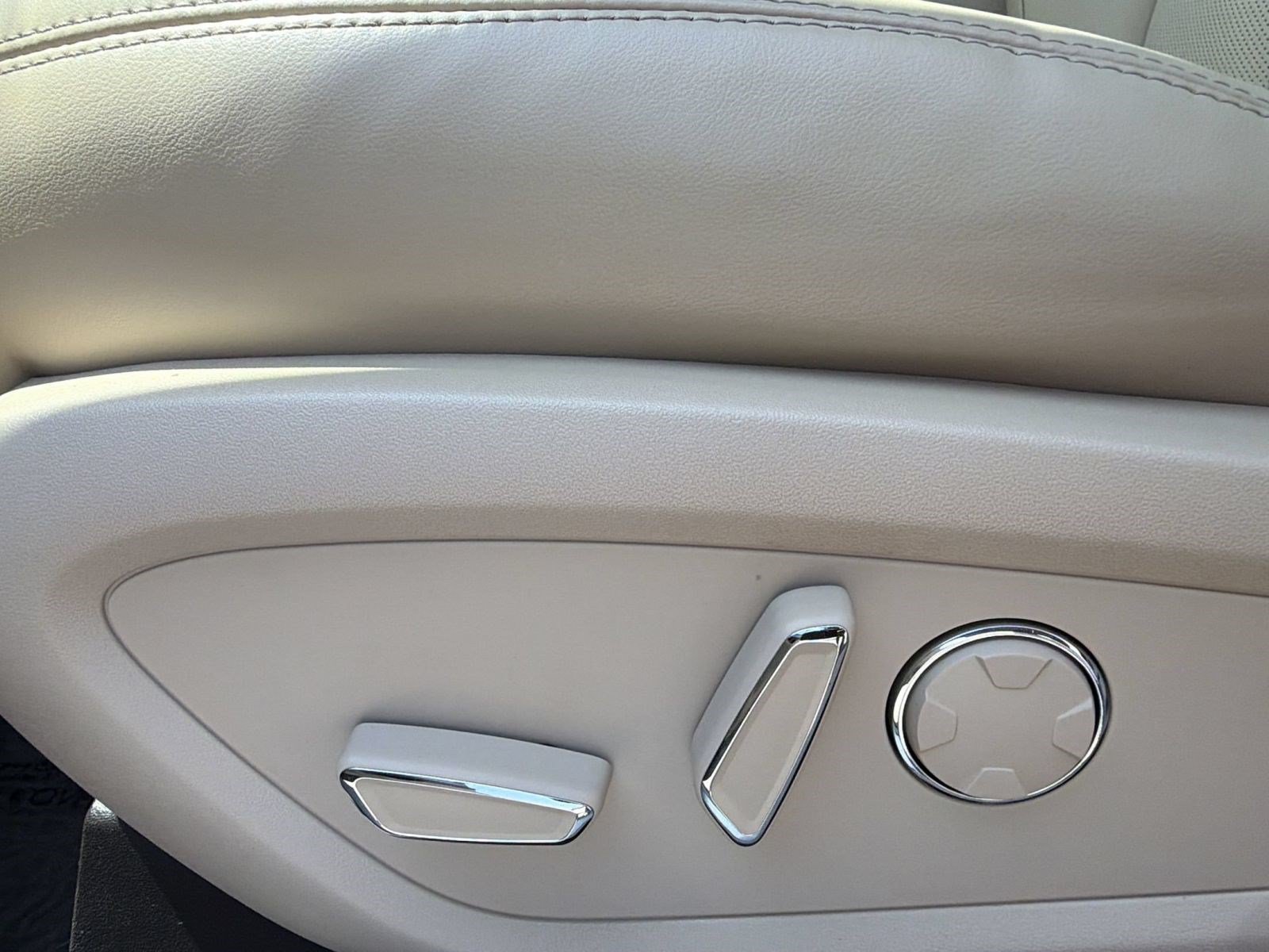 Used 2019 Lincoln MKC Select w/ Select Plus Package FWD image 15