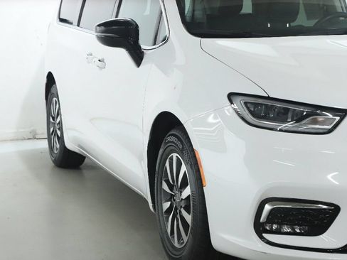 Used 2024 Chrysler Pacifica Limited FWD image 9