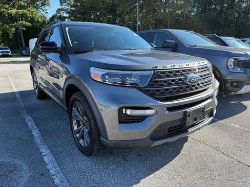 Used 2022 Ford Explorer XLT w/ Equipment Group 202A AWD/4WD image 2