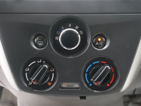 Used 2015 Nissan Versa FWD image 17