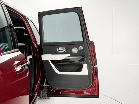 Used 2025 Rolls-Royce Cullinan image 21