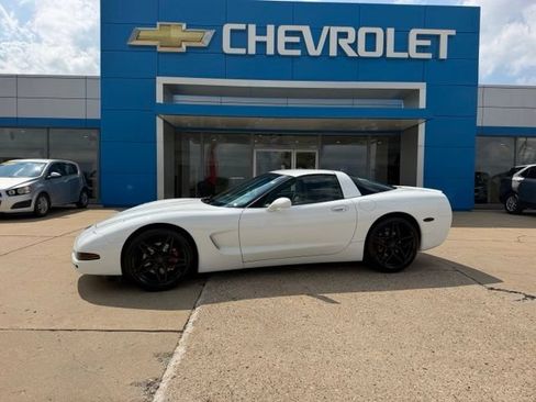 Used 2004 Chevrolet Corvette Coupe RWD image 2