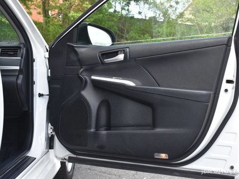 Used 2014 Toyota Camry SE w/ Moonroof Package image 9