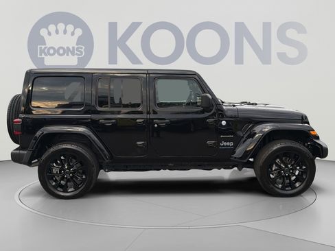 Used 2024 Jeep Wrangler Unlimited Sahara w/ Technology Group AWD/4WD image 8