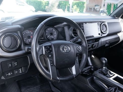Used 2021 Toyota Tacoma TRD Off-Road w/ Technology Package AWD/4WD image 18
