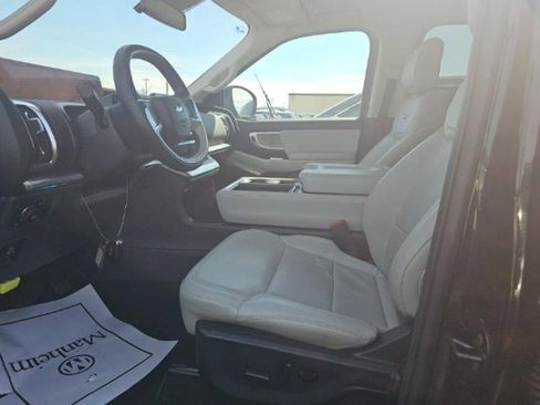 Used 2025 Ford Expedition Platinum w/ Driver's Package AWD/4WD image 5