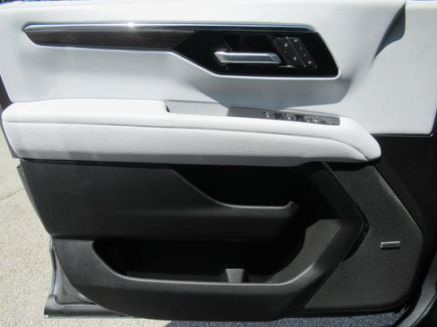 Used 2026 Chevrolet Suburban Premier AWD/4WD image 20