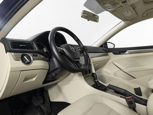 Used 2018 Volkswagen Passat 2.0T SE image 14