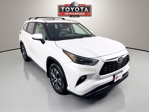 Certified 2023 Toyota Highlander XLE image 1