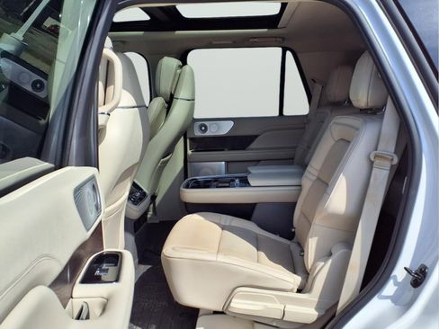 Used 2019 Lincoln Navigator Reserve image 10