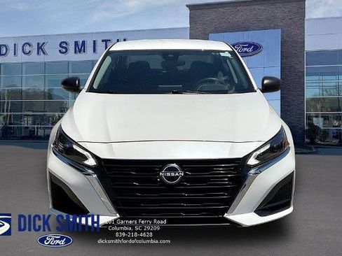 Used 2025 Nissan Altima 2.5 SV FWD image 2