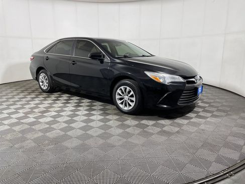 Used 2017 Toyota Camry LE image 2