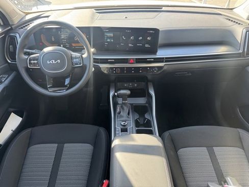 Used 2025 Kia Sorento LX image 13