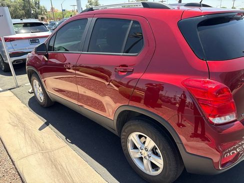 Used 2022 Chevrolet Trax LT w/ LT Convenience Package AWD/4WD image 2