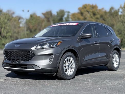 Used 2021 Ford Escape SE image 2
