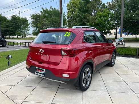 Used 2023 Hyundai Venue Limited FWD image 11