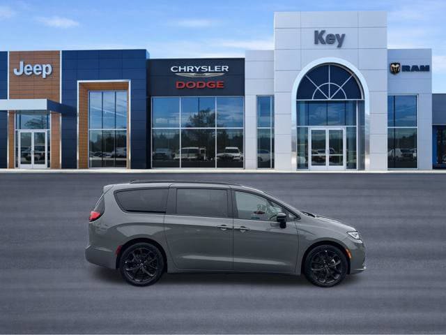 Used 2025 Chrysler Pacifica Limited FWD image 6