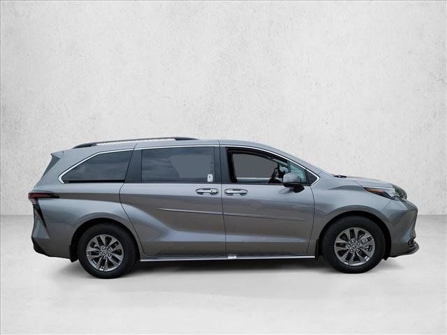 Used 2026 Toyota Sienna XLE FWD image 4