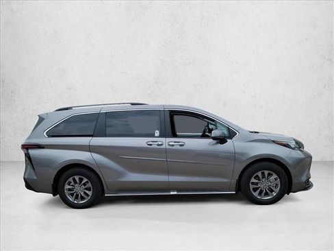 Used 2026 Toyota Sienna XLE FWD image 4