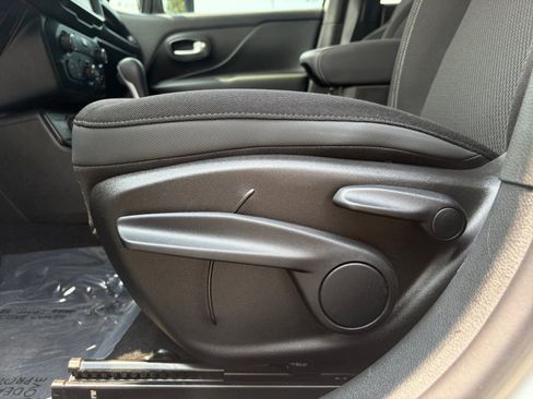 Used 2023 Jeep Renegade Altitude AWD/4WD image 15
