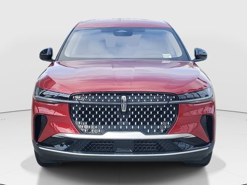 Used 2025 Lincoln Nautilus Premier image 3