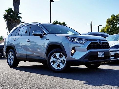 Used 2021 Toyota RAV4 XLE AWD/4WD image 2