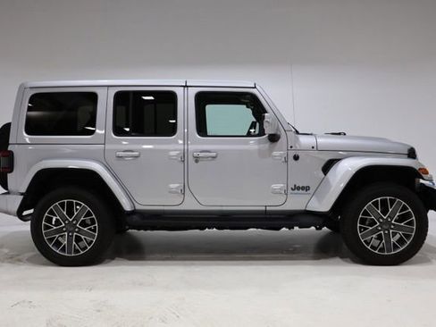 Used 2023 Jeep Wrangler Unlimited Sahara AWD/4WD image 9