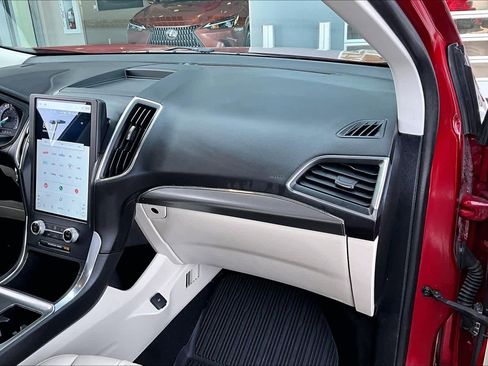 Used 2024 Ford Edge Titanium image 19