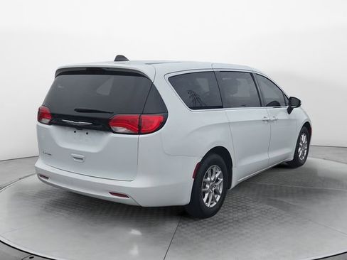 Used 2022 Chrysler Voyager LX image 5