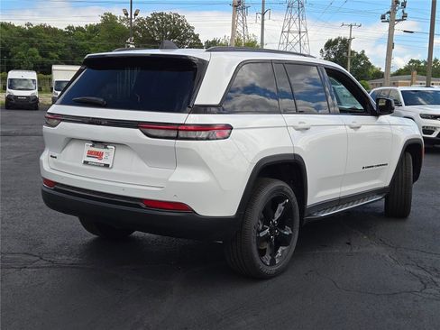 New 2025 Jeep Grand Cherokee Altitude image 12