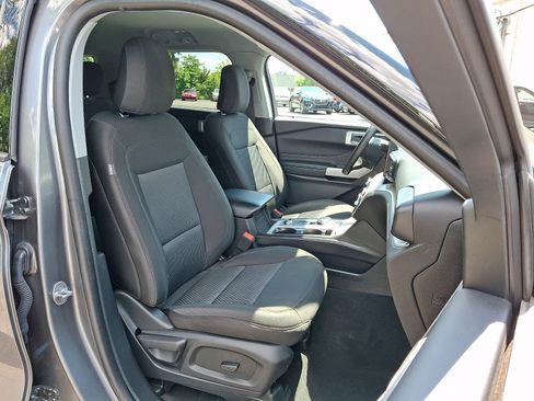 Used 2024 Ford Explorer XLT AWD/4WD image 3