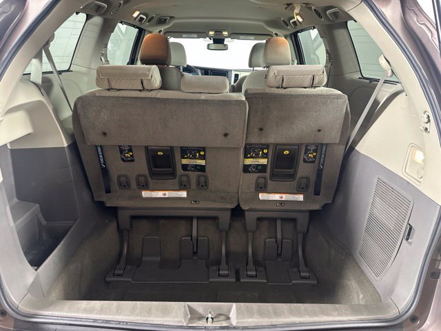 Used 2018 Toyota Sienna LE w/ Carpet Mat Package AWD/4WD image 11