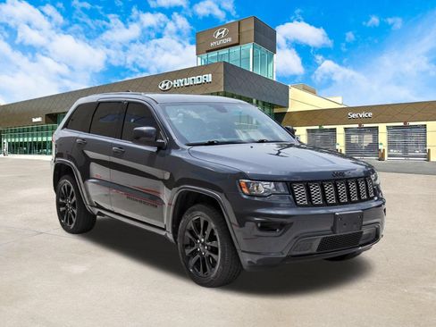 Used 2018 Jeep Grand Cherokee Altitude AWD/4WD image 3