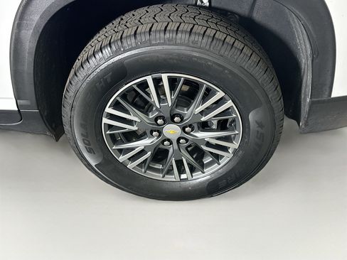 Used 2025 Chevrolet Traverse LT FWD image 11