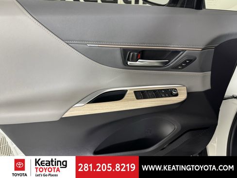 Used 2022 Toyota Venza XLE image 11