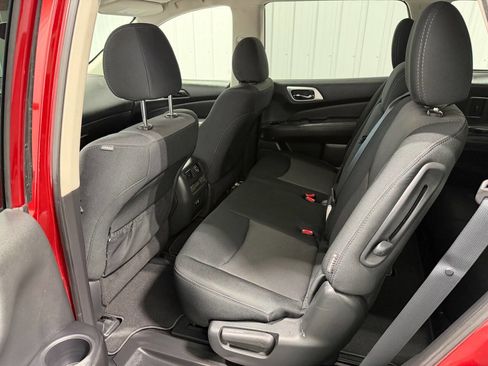 Used 2019 Nissan Pathfinder SV image 9