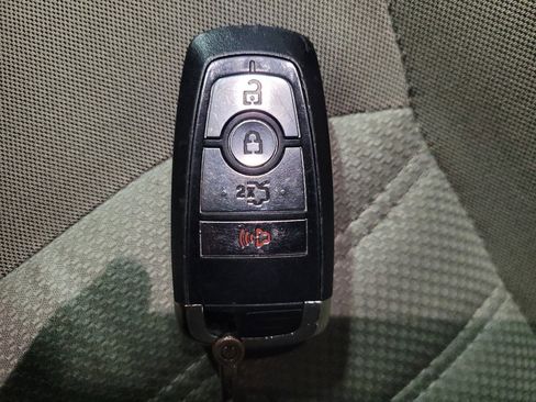Used 2017 Ford Fusion SE w/ Fusion SE Technology Package FWD image 32