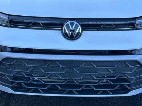 New 2026 Volkswagen Taos SE image 9