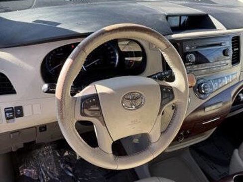 Used 2011 Toyota Sienna XLE image 12