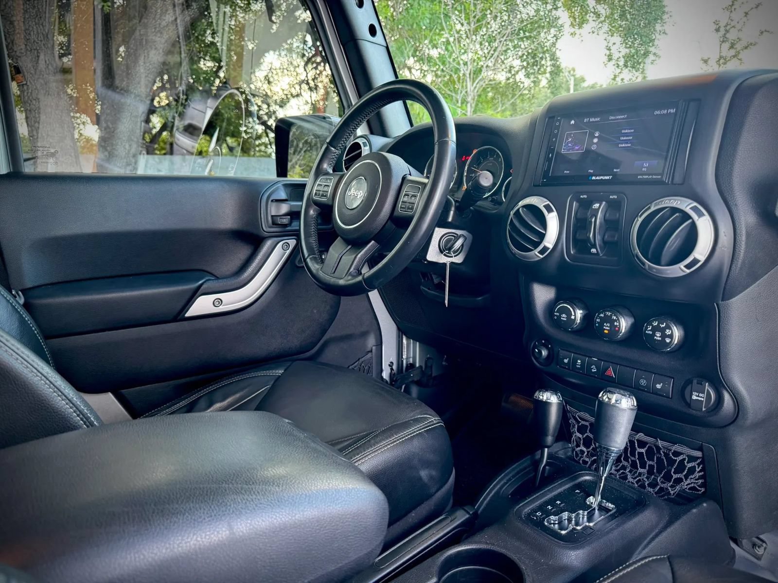 Used 2016 Jeep Wrangler Unlimited Sahara w/ Mopar Chrome Edition Group AWD/4WD image 25