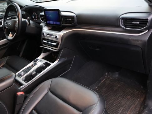 Used 2022 Ford Explorer XLT w/ Equipment Group 202A image 11