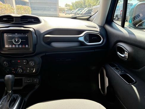 Used 2021 Jeep Renegade Latitude FWD image 8